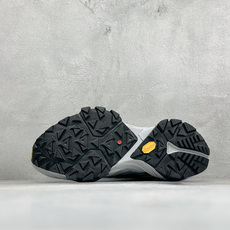 C版KAILAS FUGA DU BOA 凯乐石大坡王户外越野机能跑鞋 这双黑山整体呈现了多样的黑灰银搭配 鞋面主体部分 C版KAILAS FUGA DU BOA 凯乐石大坡王户外越野机能跑鞋 这双黑山整体呈现了多样的黑灰银搭配 鞋面主体部分