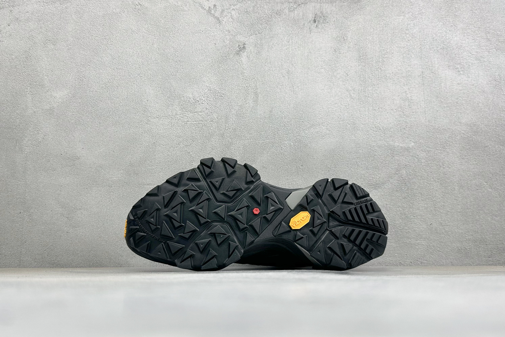 C版KAILAS FUGA DU BOA 凯乐石大坡王户外越野机能跑鞋 这双黑山整体呈现了多样的黑灰银搭配 鞋面主体部分 C版KAILAS FUGA DU BOA 凯乐石大坡王户外越野机能跑鞋 这双黑山整体呈现了多样的黑灰银搭配 鞋面主体部分