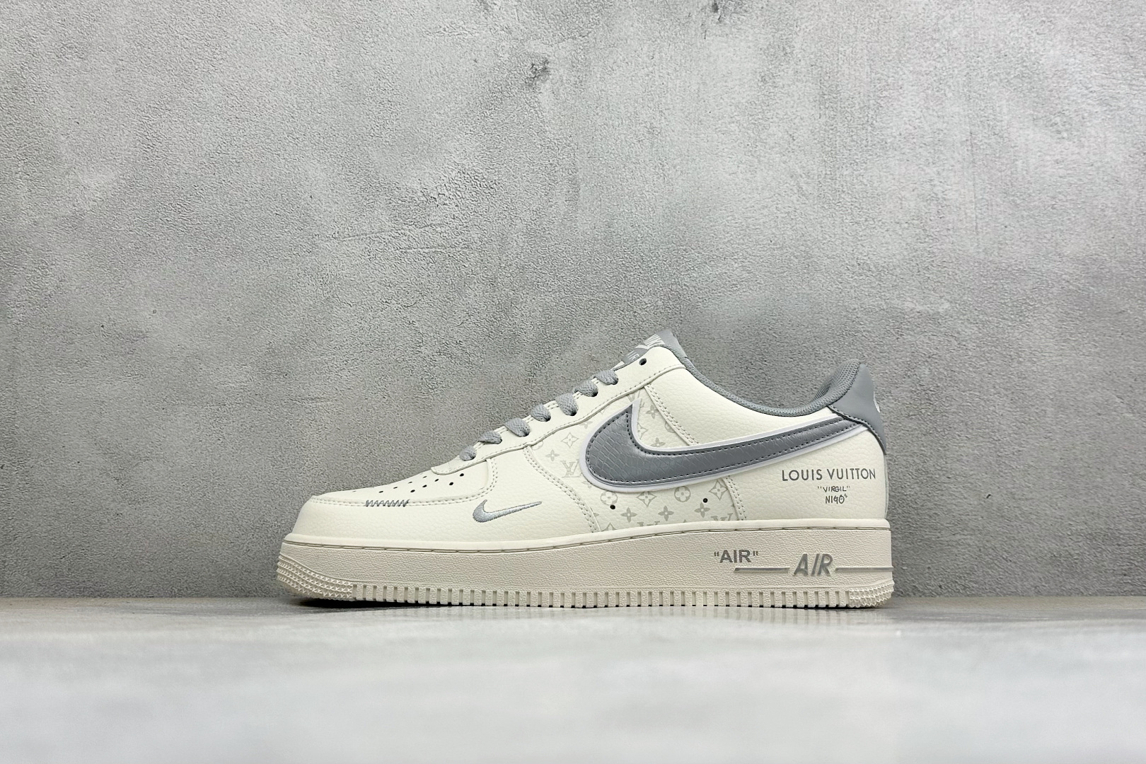 奢潮融合 颜值出圈 AIR FORCE 1,经典空军一号低帮版型,奶白鞋身搭配暗纹老花印花,灰色Swoosh辅以金色LV 奢潮融合 颜值出圈 AIR FORCE 1,经典空军一号低帮版型,奶白鞋身搭配暗纹老花印花,灰色Swoosh辅以金色LV