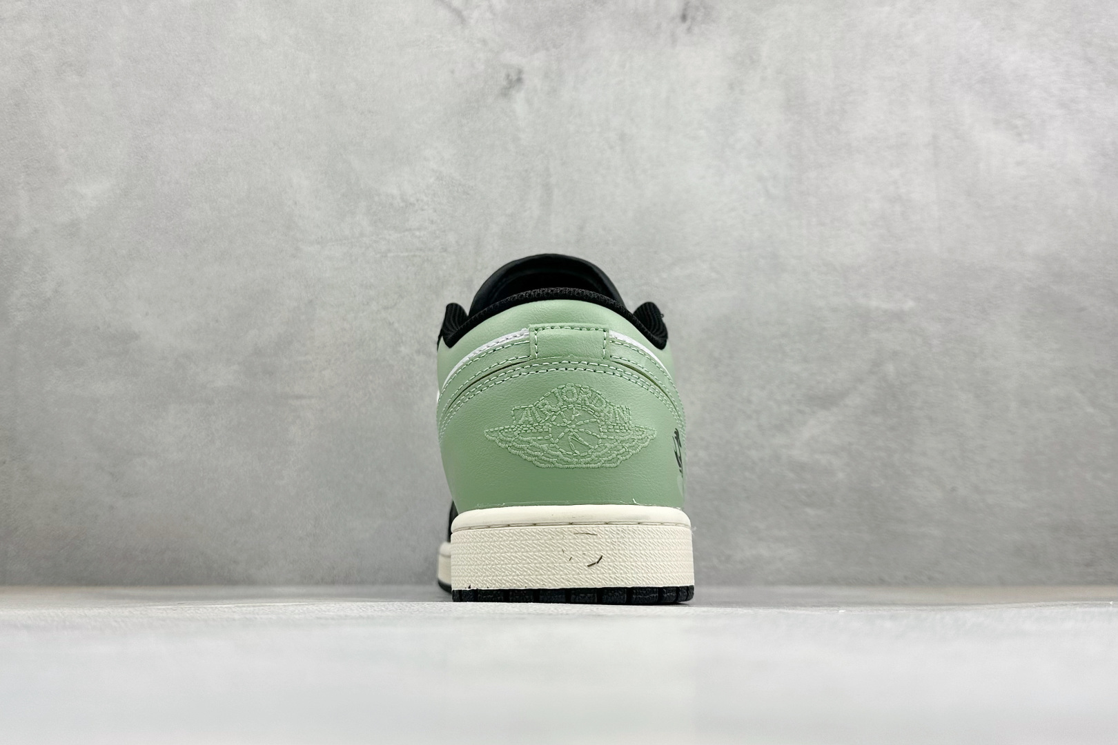潮酷撞色 个性出圈 AIR JORDAN 1,经典AJ1低帮鞋型,黑绿白三色巧妙拼接,清新豆绿色调氛围感十足,后跟专属生 潮酷撞色 个性出圈 AIR JORDAN 1,经典AJ1低帮鞋型,黑绿白三色巧妙拼接,清新豆绿色调氛围感十足,后跟专属生