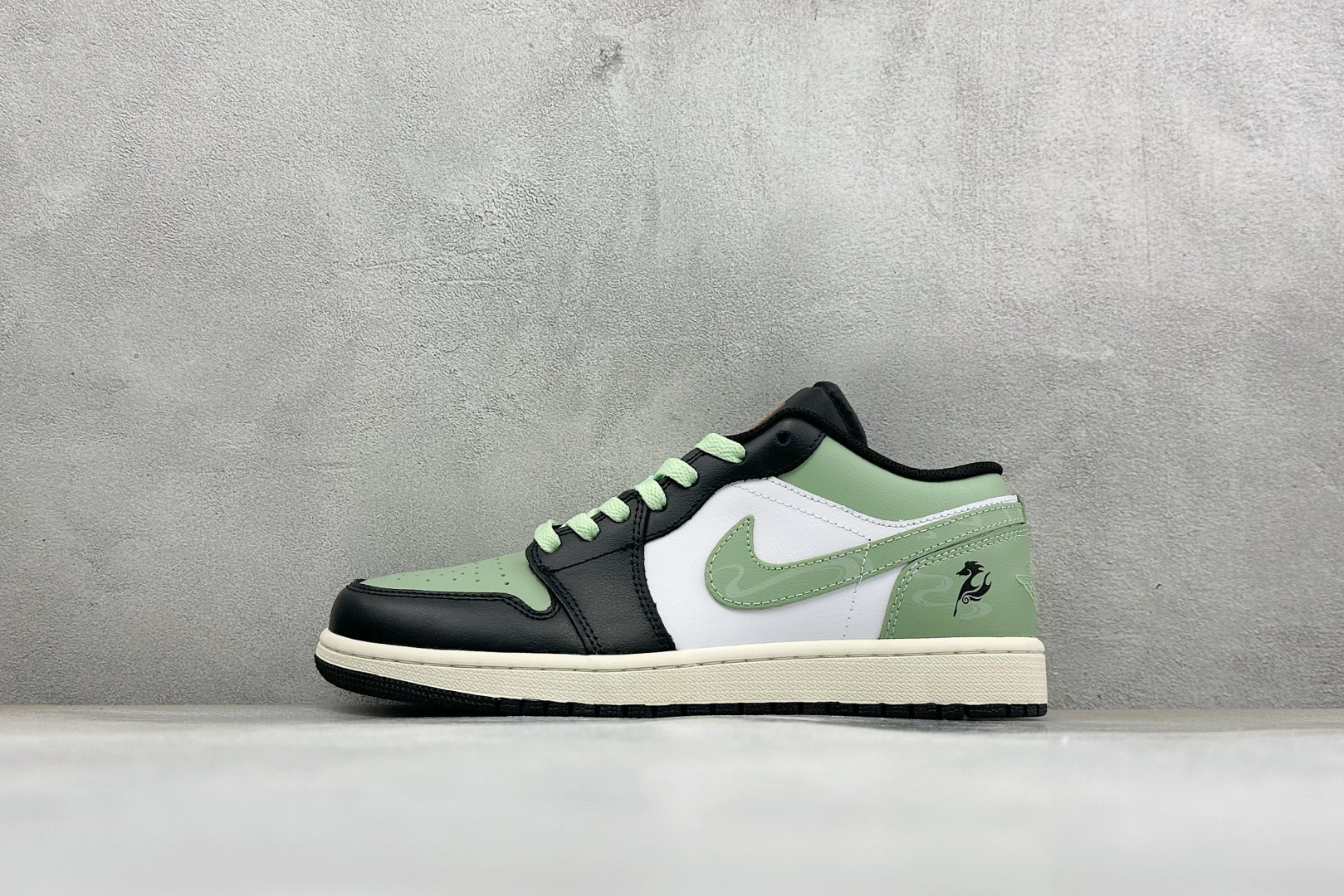 潮酷撞色 个性出圈 AIR JORDAN 1,经典AJ1低帮鞋型,黑绿白三色巧妙拼接,清新豆绿色调氛围感十足,后跟专属生 潮酷撞色 个性出圈 AIR JORDAN 1,经典AJ1低帮鞋型,黑绿白三色巧妙拼接,清新豆绿色调氛围感十足,后跟专属生