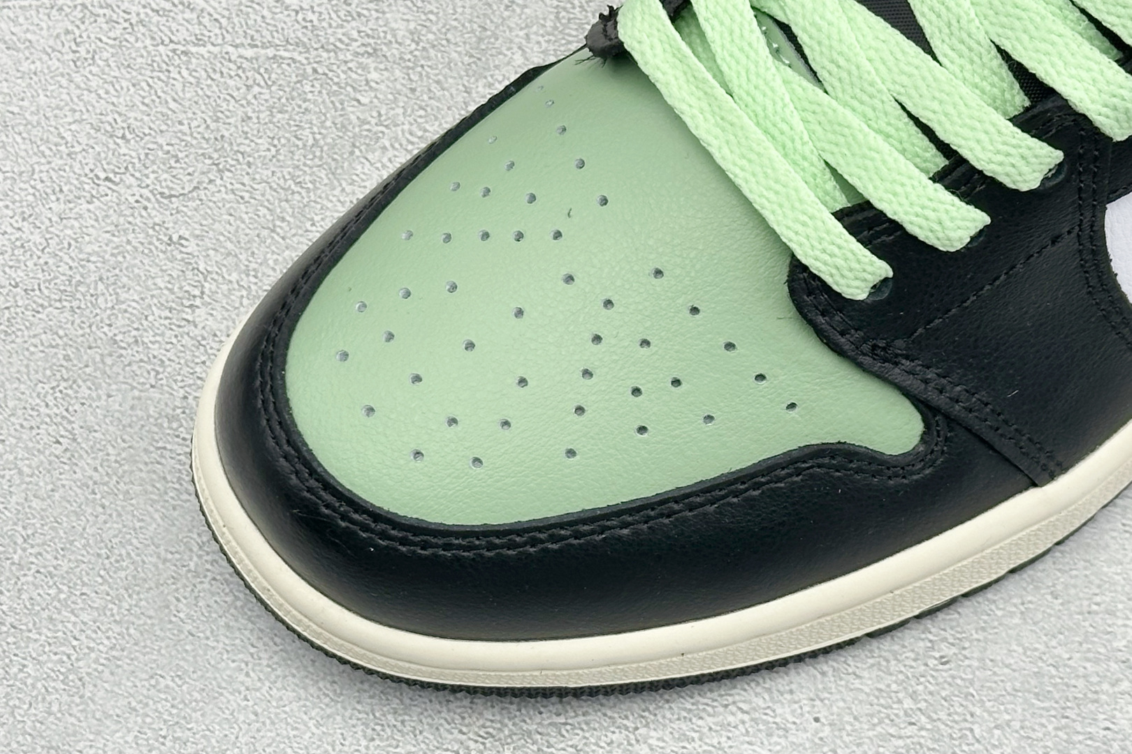 潮酷撞色 个性出圈 AIR JORDAN 1,经典AJ1低帮鞋型,黑绿白三色巧妙拼接,清新豆绿色调氛围感十足,后跟专属生 潮酷撞色 个性出圈 AIR JORDAN 1,经典AJ1低帮鞋型,黑绿白三色巧妙拼接,清新豆绿色调氛围感十足,后跟专属生