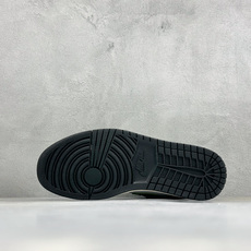 潮酷撞色 个性出圈 AIR JORDAN 1,经典AJ1低帮鞋型,黑绿白三色巧妙拼接,清新豆绿色调氛围感十足,后跟专属生 潮酷撞色 个性出圈 AIR JORDAN 1,经典AJ1低帮鞋型,黑绿白三色巧妙拼接,清新豆绿色调氛围感十足,后跟专属生
