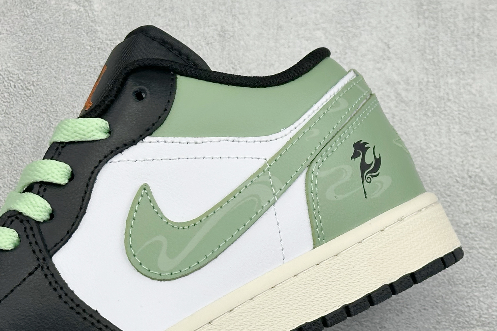 潮酷撞色 个性出圈 AIR JORDAN 1,经典AJ1低帮鞋型,黑绿白三色巧妙拼接,清新豆绿色调氛围感十足,后跟专属生 潮酷撞色 个性出圈 AIR JORDAN 1,经典AJ1低帮鞋型,黑绿白三色巧妙拼接,清新豆绿色调氛围感十足,后跟专属生