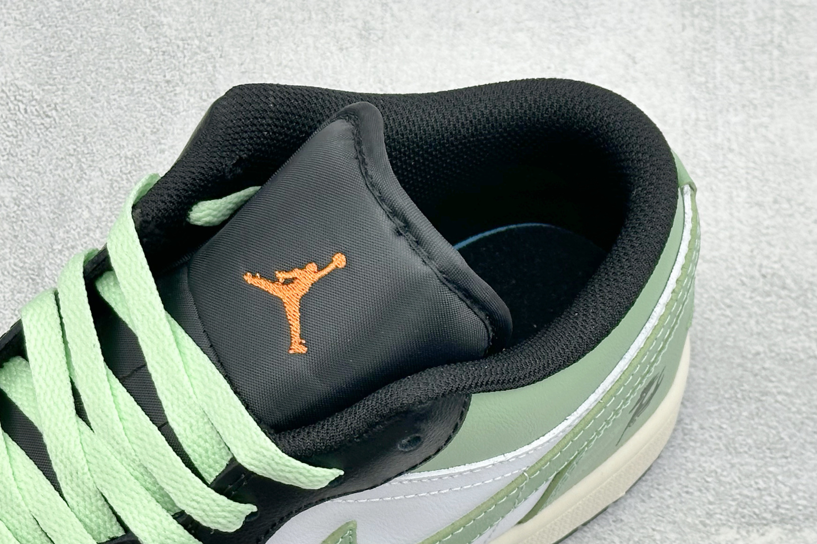 潮酷撞色 个性出圈 AIR JORDAN 1,经典AJ1低帮鞋型,黑绿白三色巧妙拼接,清新豆绿色调氛围感十足,后跟专属生 潮酷撞色 个性出圈 AIR JORDAN 1,经典AJ1低帮鞋型,黑绿白三色巧妙拼接,清新豆绿色调氛围感十足,后跟专属生