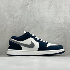 复古潮履 格调在线 AIR JORDAN 1,经典AJ1低帮鞋型重塑,白藏蓝撞色搭配灰色Swoosh,后跟精致标识增添轻 复古潮履 格调在线 AIR JORDAN 1,经典AJ1低帮鞋型重塑,白藏蓝撞色搭配灰色Swoosh,后跟精致标识增添轻