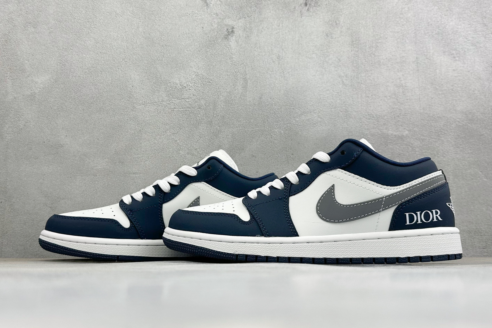 复古潮履 格调在线 AIR JORDAN 1,经典AJ1低帮鞋型重塑,白藏蓝撞色搭配灰色Swoosh,后跟精致标识增添轻 复古潮履 格调在线 AIR JORDAN 1,经典AJ1低帮鞋型重塑,白藏蓝撞色搭配灰色Swoosh,后跟精致标识增添轻