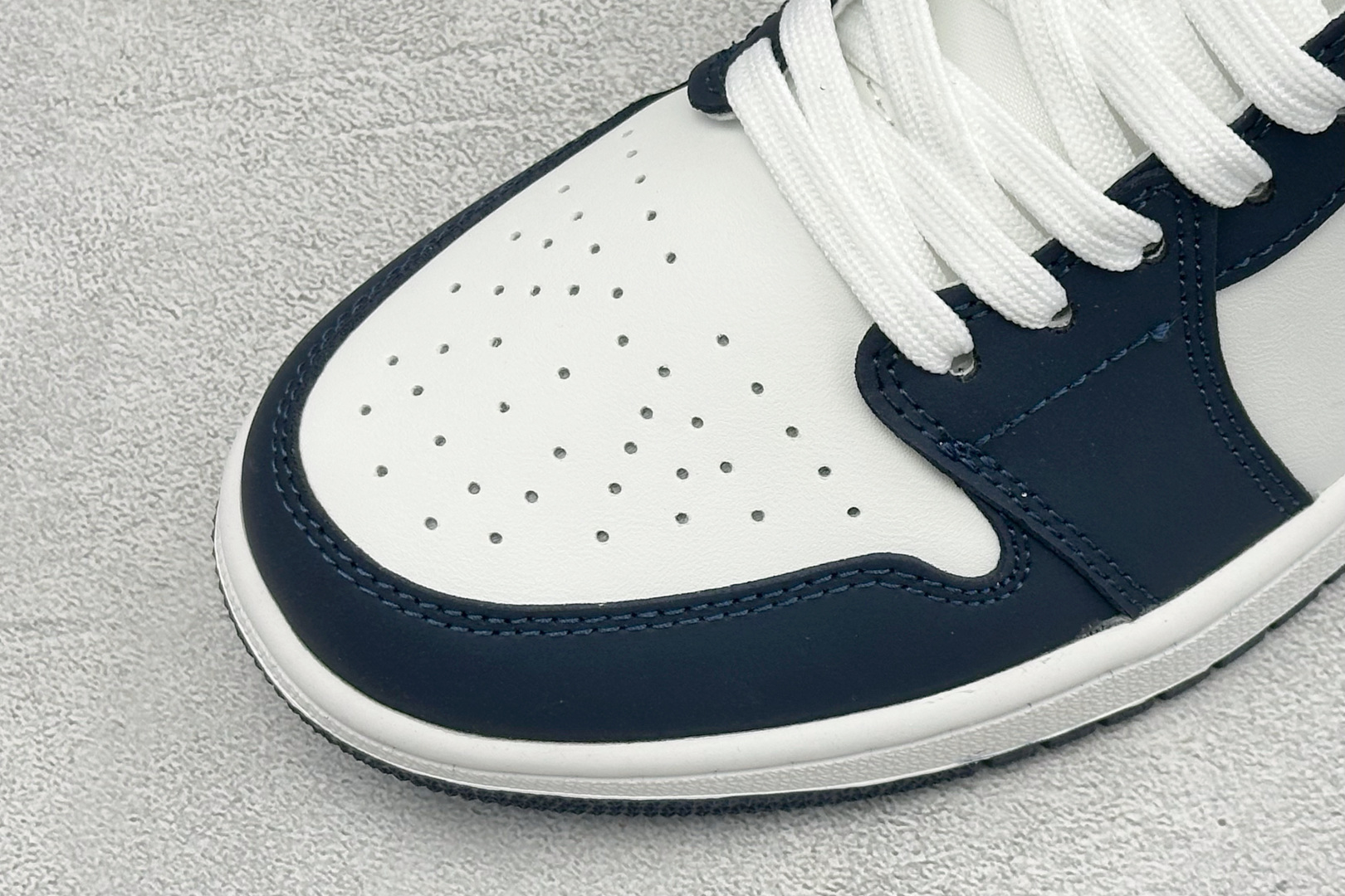 复古潮履 格调在线 AIR JORDAN 1,经典AJ1低帮鞋型重塑,白藏蓝撞色搭配灰色Swoosh,后跟精致标识增添轻 复古潮履 格调在线 AIR JORDAN 1,经典AJ1低帮鞋型重塑,白藏蓝撞色搭配灰色Swoosh,后跟精致标识增添轻