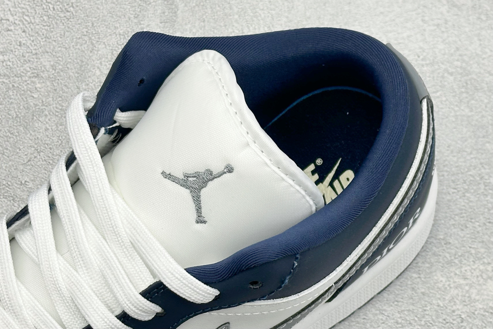 复古潮履 格调在线 AIR JORDAN 1,经典AJ1低帮鞋型重塑,白藏蓝撞色搭配灰色Swoosh,后跟精致标识增添轻 复古潮履 格调在线 AIR JORDAN 1,经典AJ1低帮鞋型重塑,白藏蓝撞色搭配灰色Swoosh,后跟精致标识增添轻