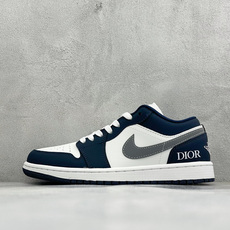 复古潮履 格调在线 AIR JORDAN 1,经典AJ1低帮鞋型重塑,白藏蓝撞色搭配灰色Swoosh,后跟精致标识增添轻 复古潮履 格调在线 AIR JORDAN 1,经典AJ1低帮鞋型重塑,白藏蓝撞色搭配灰色Swoosh,后跟精致标识增添轻