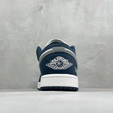 复古潮履 格调在线 AIR JORDAN 1,经典AJ1低帮鞋型重塑,白藏蓝撞色搭配灰色Swoosh,后跟精致标识增添轻 复古潮履 格调在线 AIR JORDAN 1,经典AJ1低帮鞋型重塑,白藏蓝撞色搭配灰色Swoosh,后跟精致标识增添轻