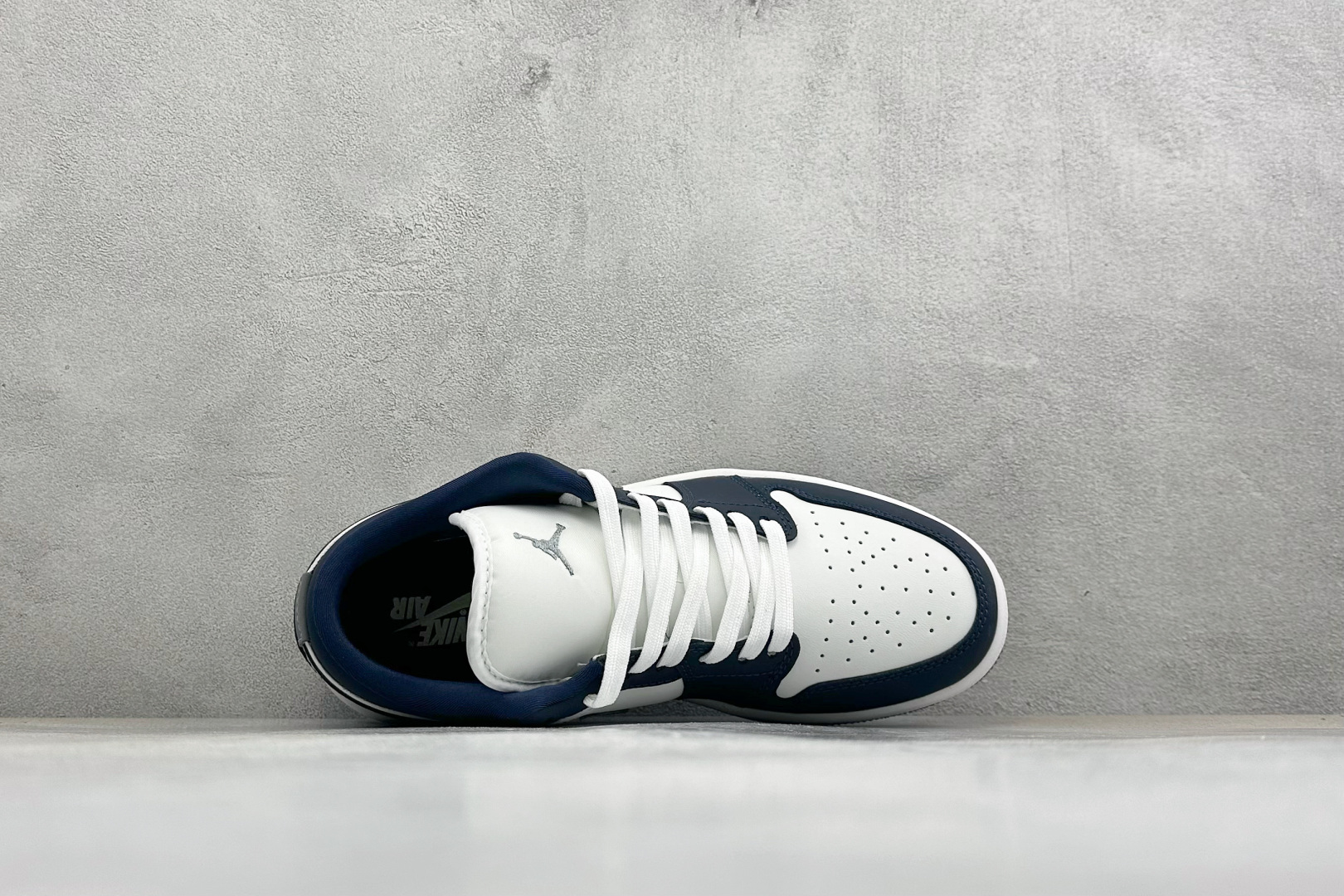 复古潮履 格调在线 AIR JORDAN 1,经典AJ1低帮鞋型重塑,白藏蓝撞色搭配灰色Swoosh,后跟精致标识增添轻 复古潮履 格调在线 AIR JORDAN 1,经典AJ1低帮鞋型重塑,白藏蓝撞色搭配灰色Swoosh,后跟精致标识增添轻
