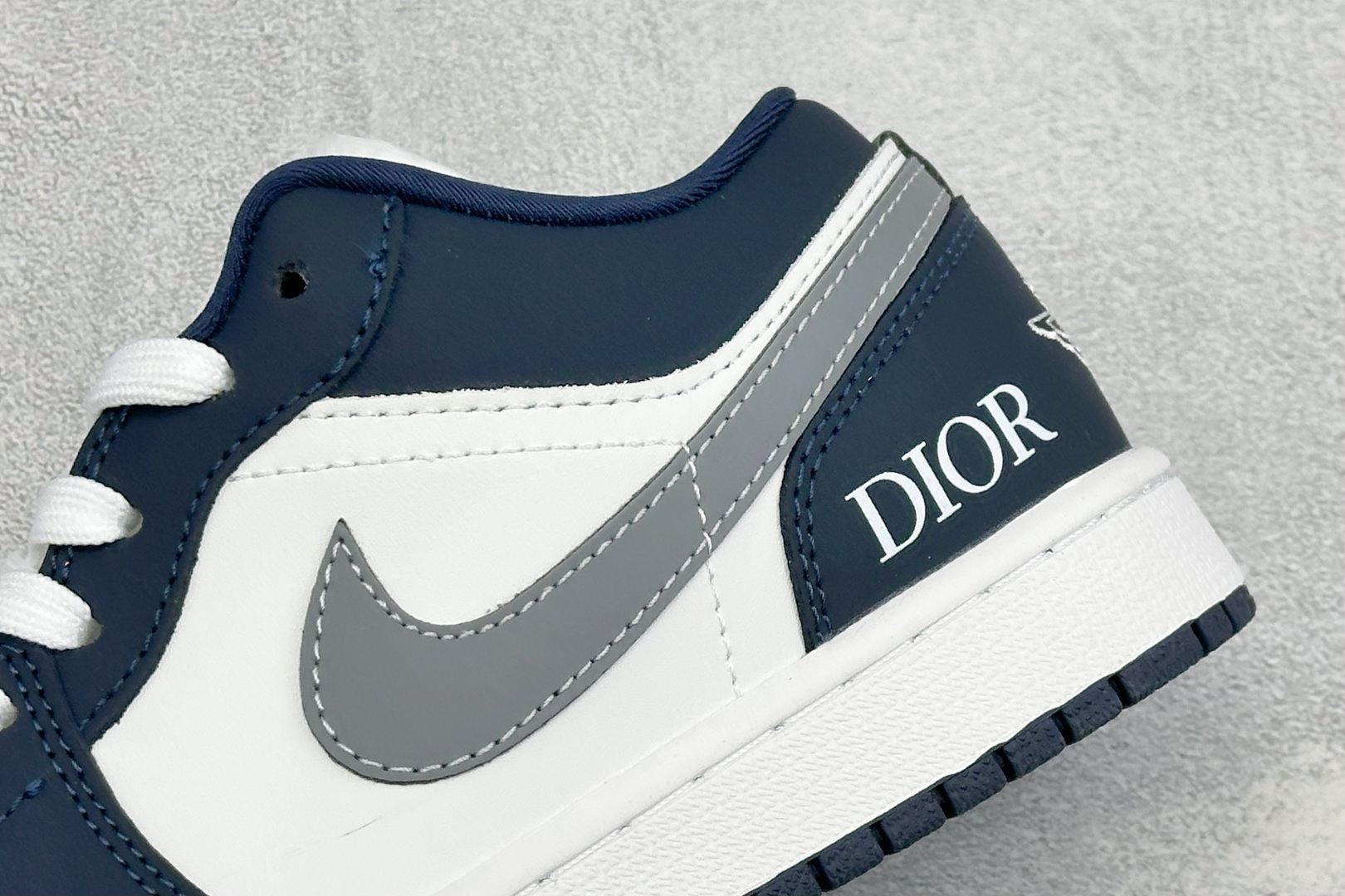 复古潮履 格调在线 AIR JORDAN 1,经典AJ1低帮鞋型重塑,白藏蓝撞色搭配灰色Swoosh,后跟精致标识增添轻 复古潮履 格调在线 AIR JORDAN 1,经典AJ1低帮鞋型重塑,白藏蓝撞色搭配灰色Swoosh,后跟精致标识增添轻