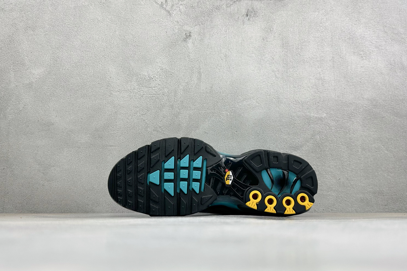 Nike Air Max Plus TN气垫运动跑鞋 TK纯原生产线出品 真正的用心研发 一点一点抠出来的 品质品控细节 Nike Air Max Plus TN气垫运动跑鞋 TK纯原生产线出品 真正的用心研发 一点一点抠出来的 品质品控细节