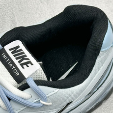 NIKE INITIATOR创始者系列 复古休闲运动舒适跑鞋 采用透气网眼鞋面和支撑覆盖层,自然运动设计的Phlyon中 NIKE INITIATOR创始者系列 复古休闲运动舒适跑鞋 采用透气网眼鞋面和支撑覆盖层,自然运动设计的Phlyon中