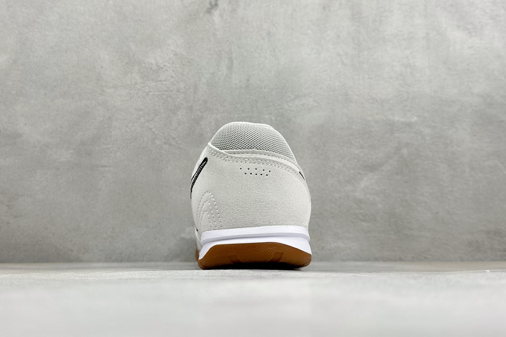 NIKE GATO 低帮生活休闲鞋 透气网布眼融入皮革,织和物合成材质覆面,营造21世初纪的畅跑美学概念。泡棉中底盈轻缓 NIKE GATO 低帮生活休闲鞋 透气网布眼融入皮革,织和物合成材质覆面,营造21世初纪的畅跑美学概念。泡棉中底盈轻缓