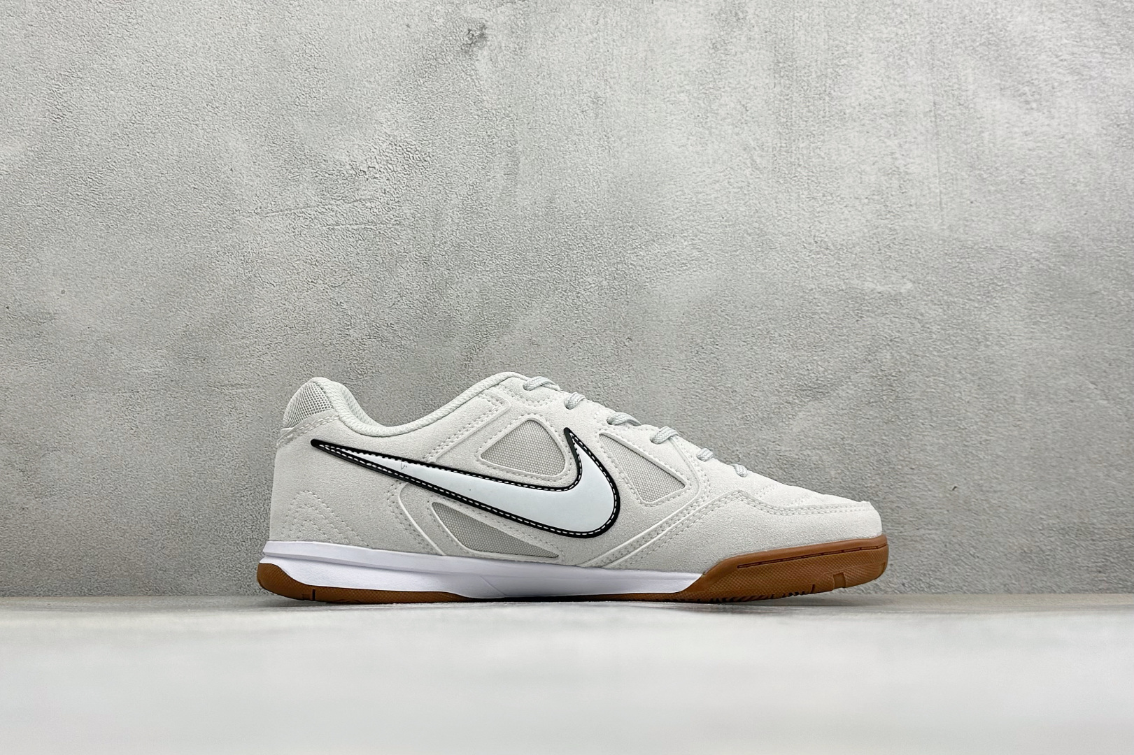 NIKE GATO 低帮生活休闲鞋 透气网布眼融入皮革,织和物合成材质覆面,营造21世初纪的畅跑美学概念。泡棉中底盈轻缓 NIKE GATO 低帮生活休闲鞋 透气网布眼融入皮革,织和物合成材质覆面,营造21世初纪的畅跑美学概念。泡棉中底盈轻缓