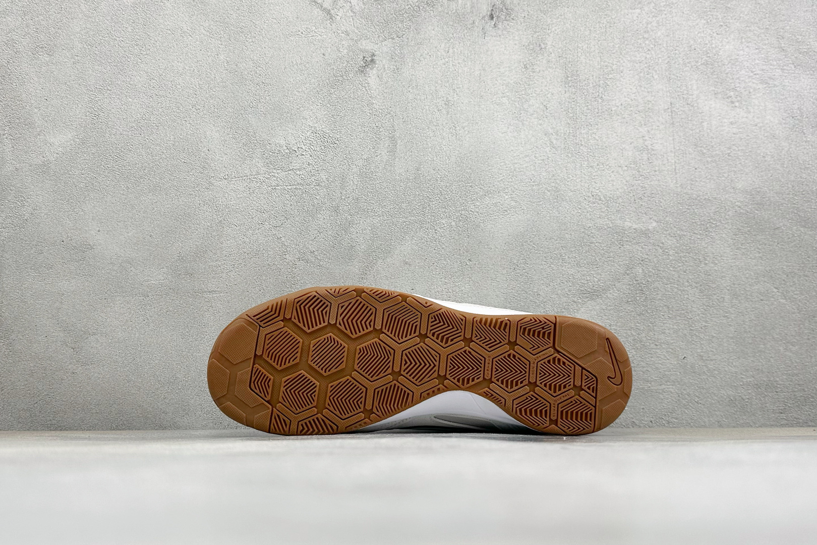 NIKE GATO 低帮生活休闲鞋 透气网布眼融入皮革,织和物合成材质覆面,营造21世初纪的畅跑美学概念。泡棉中底盈轻缓 NIKE GATO 低帮生活休闲鞋 透气网布眼融入皮革,织和物合成材质覆面,营造21世初纪的畅跑美学概念。泡棉中底盈轻缓
