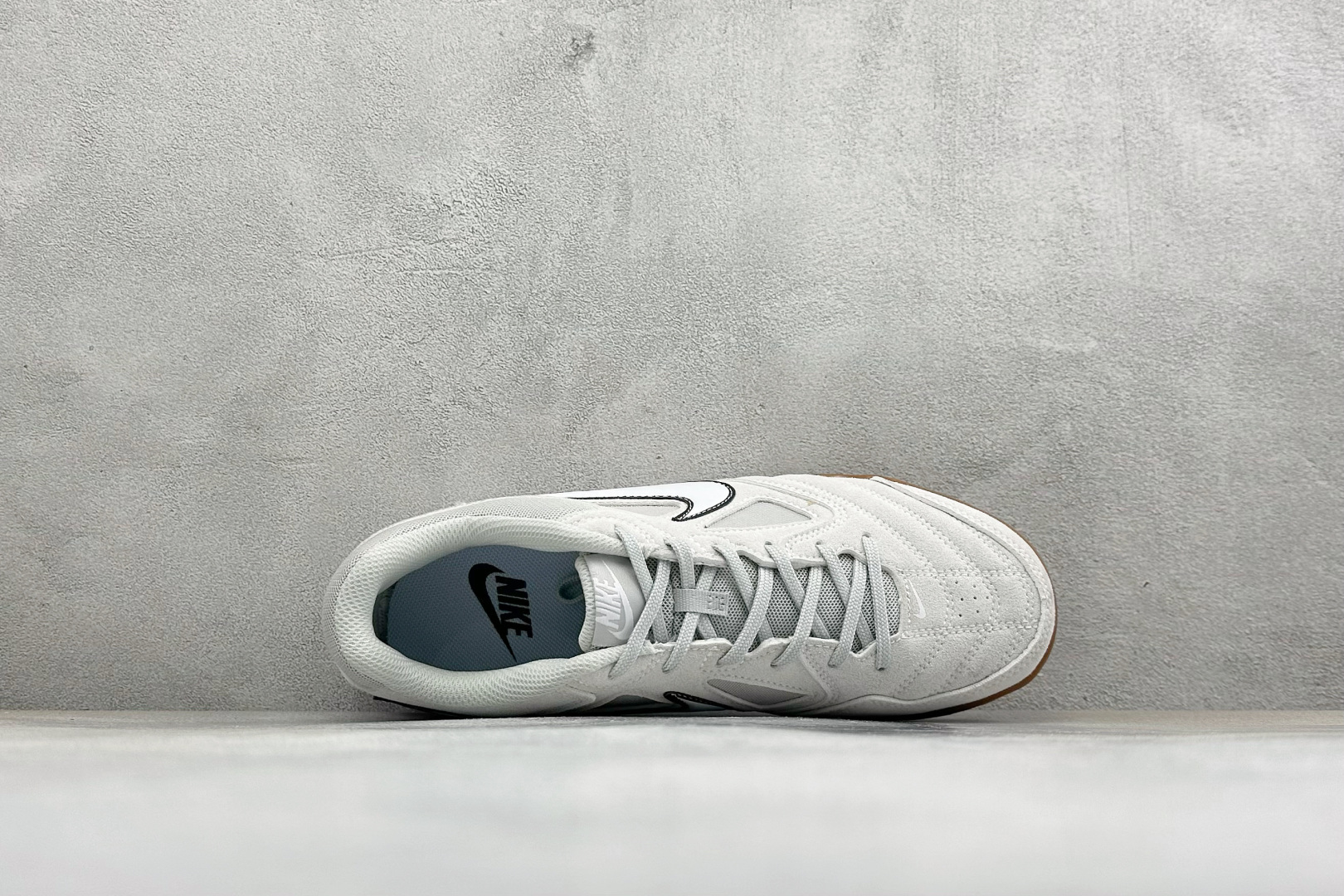 NIKE GATO 低帮生活休闲鞋 透气网布眼融入皮革,织和物合成材质覆面,营造21世初纪的畅跑美学概念。泡棉中底盈轻缓 NIKE GATO 低帮生活休闲鞋 透气网布眼融入皮革,织和物合成材质覆面,营造21世初纪的畅跑美学概念。泡棉中底盈轻缓