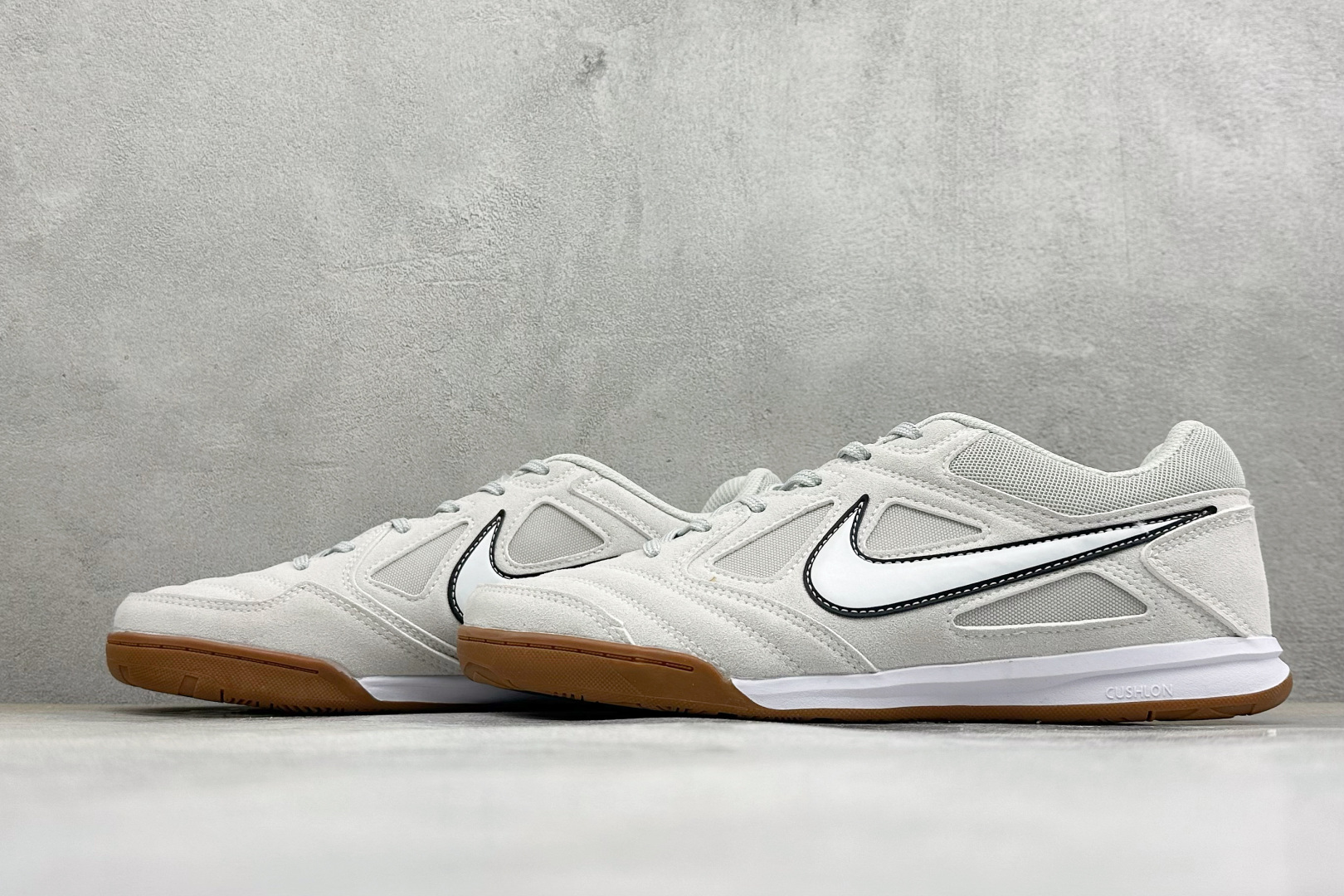 NIKE GATO 低帮生活休闲鞋 透气网布眼融入皮革,织和物合成材质覆面,营造21世初纪的畅跑美学概念。泡棉中底盈轻缓 NIKE GATO 低帮生活休闲鞋 透气网布眼融入皮革,织和物合成材质覆面,营造21世初纪的畅跑美学概念。泡棉中底盈轻缓