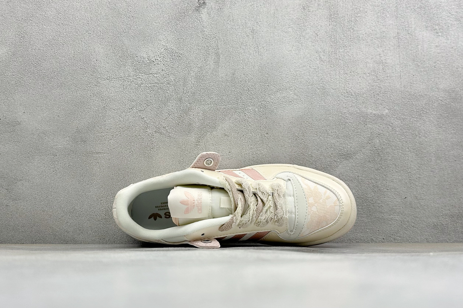 Adidas Forum Low CL W 低帮百搭潮流休闲运动板鞋 以复古篮球鞋的外形为基础,采用皮革拼接,简约百搭, Adidas Forum Low CL W 低帮百搭潮流休闲运动板鞋 以复古篮球鞋的外形为基础,采用皮革拼接,简约百搭,