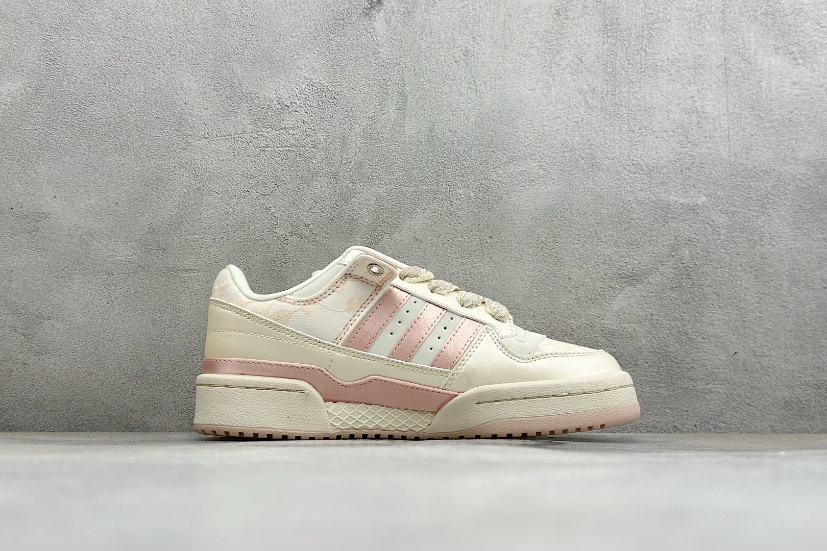 Adidas Forum Low CL W 低帮百搭潮流休闲运动板鞋 以复古篮球鞋的外形为基础,采用皮革拼接,简约百搭, Adidas Forum Low CL W 低帮百搭潮流休闲运动板鞋 以复古篮球鞋的外形为基础,采用皮革拼接,简约百搭,