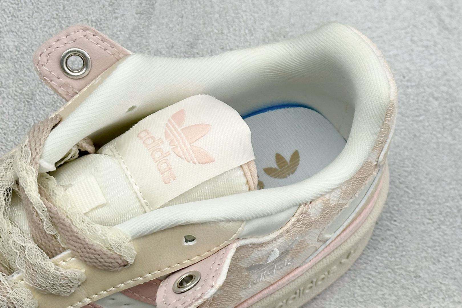 Adidas Forum Low CL W 低帮百搭潮流休闲运动板鞋 以复古篮球鞋的外形为基础,采用皮革拼接,简约百搭, Adidas Forum Low CL W 低帮百搭潮流休闲运动板鞋 以复古篮球鞋的外形为基础,采用皮革拼接,简约百搭,