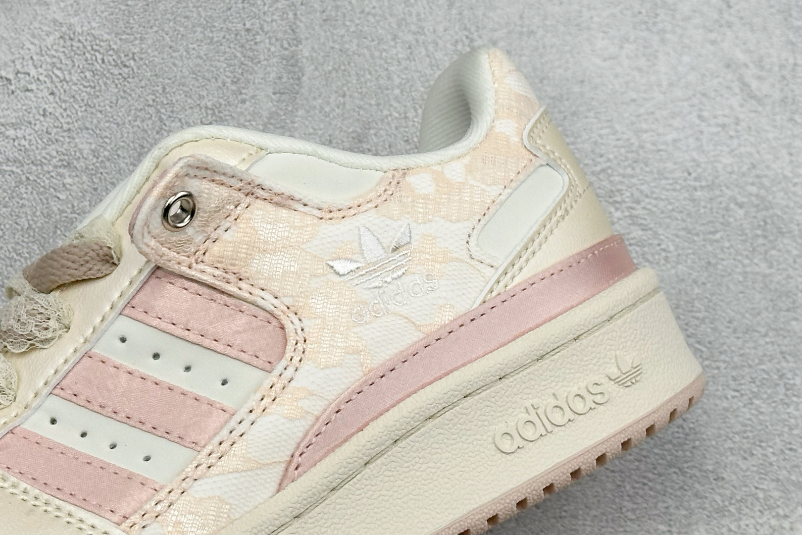 Adidas Forum Low CL W 低帮百搭潮流休闲运动板鞋 以复古篮球鞋的外形为基础,采用皮革拼接,简约百搭, Adidas Forum Low CL W 低帮百搭潮流休闲运动板鞋 以复古篮球鞋的外形为基础,采用皮革拼接,简约百搭,