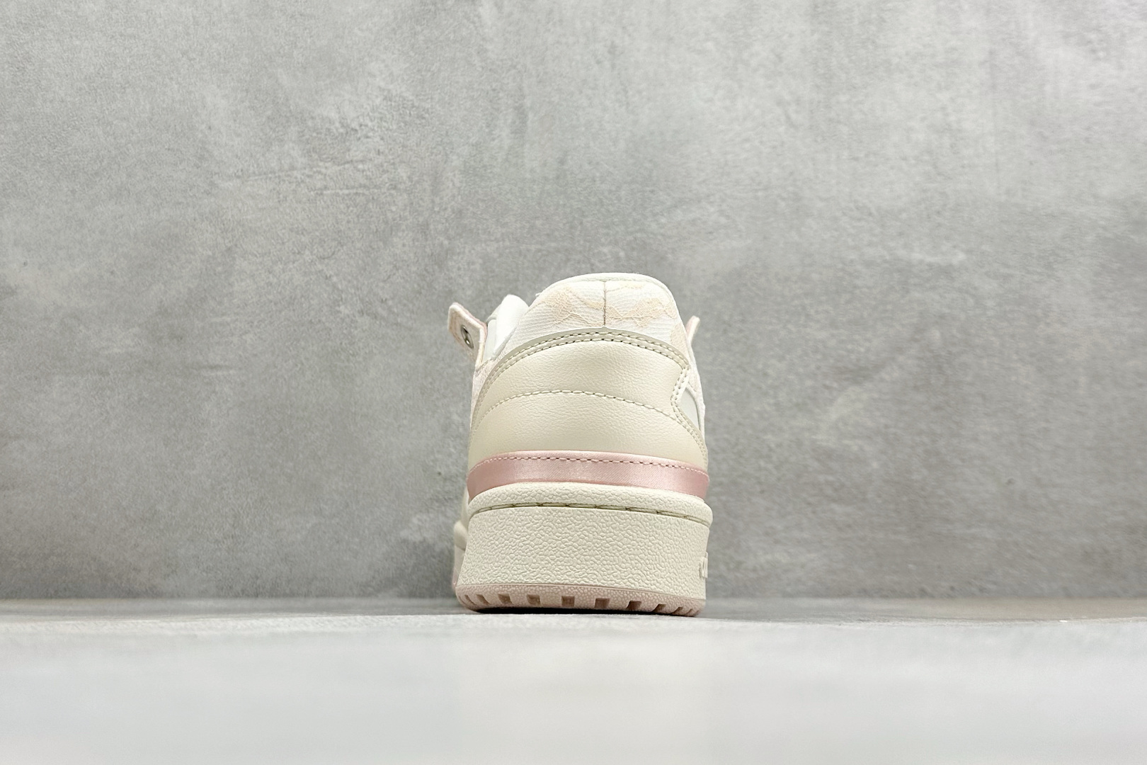 Adidas Forum Low CL W 低帮百搭潮流休闲运动板鞋 以复古篮球鞋的外形为基础,采用皮革拼接,简约百搭, Adidas Forum Low CL W 低帮百搭潮流休闲运动板鞋 以复古篮球鞋的外形为基础,采用皮革拼接,简约百搭,
