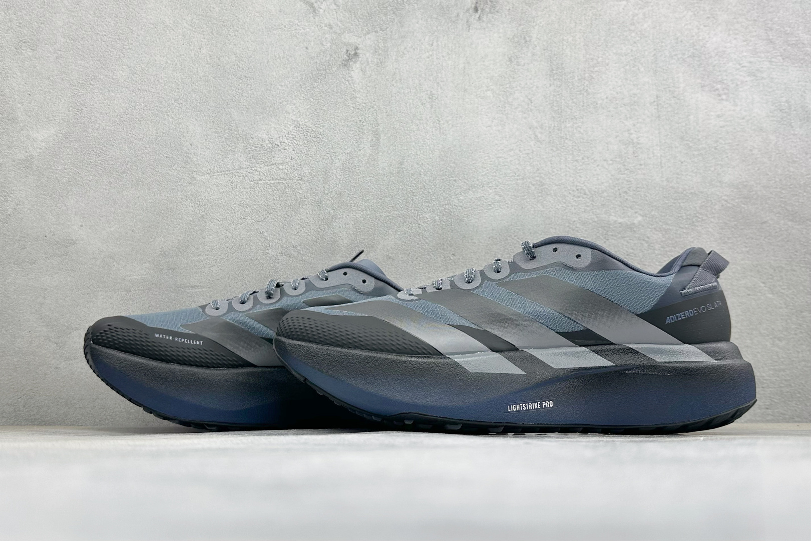 RS版Adidas Adizero Evo SL ATR M 阿迪超轻透气缓震跑鞋 整体外观造型与adiZero Ad RS版Adidas Adizero Evo SL ATR M 阿迪超轻透气缓震跑鞋 整体外观造型与adiZero Ad
