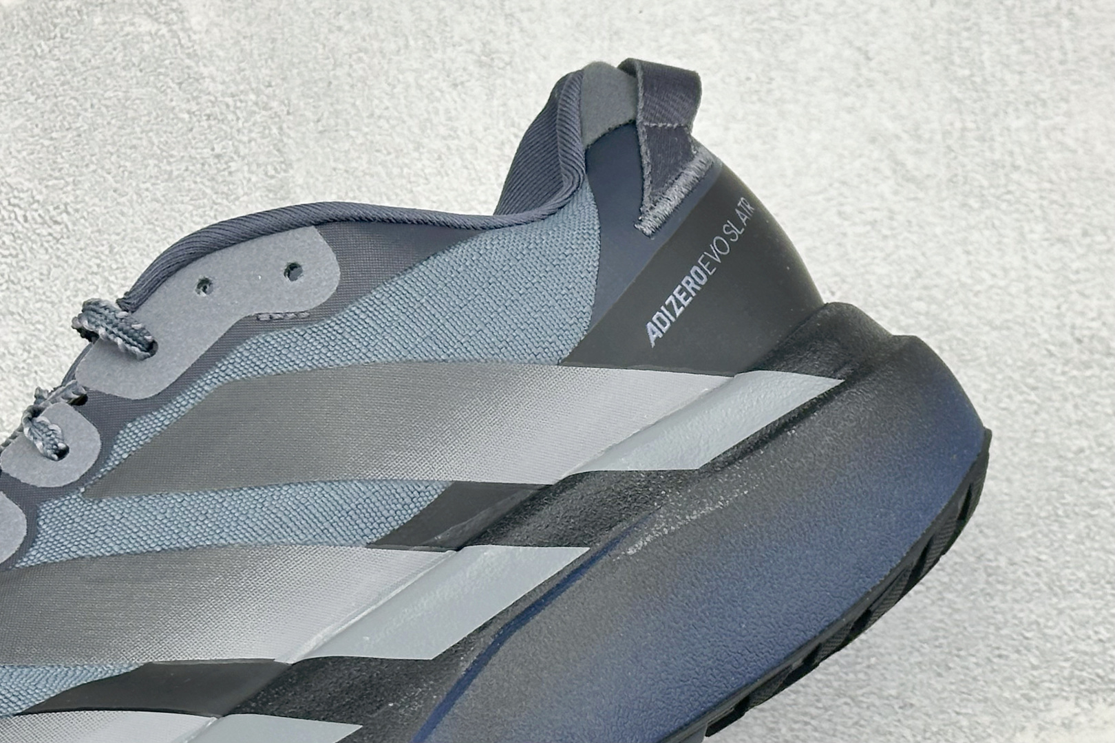 RS版Adidas Adizero Evo SL ATR M 阿迪超轻透气缓震跑鞋 整体外观造型与adiZero Ad RS版Adidas Adizero Evo SL ATR M 阿迪超轻透气缓震跑鞋 整体外观造型与adiZero Ad