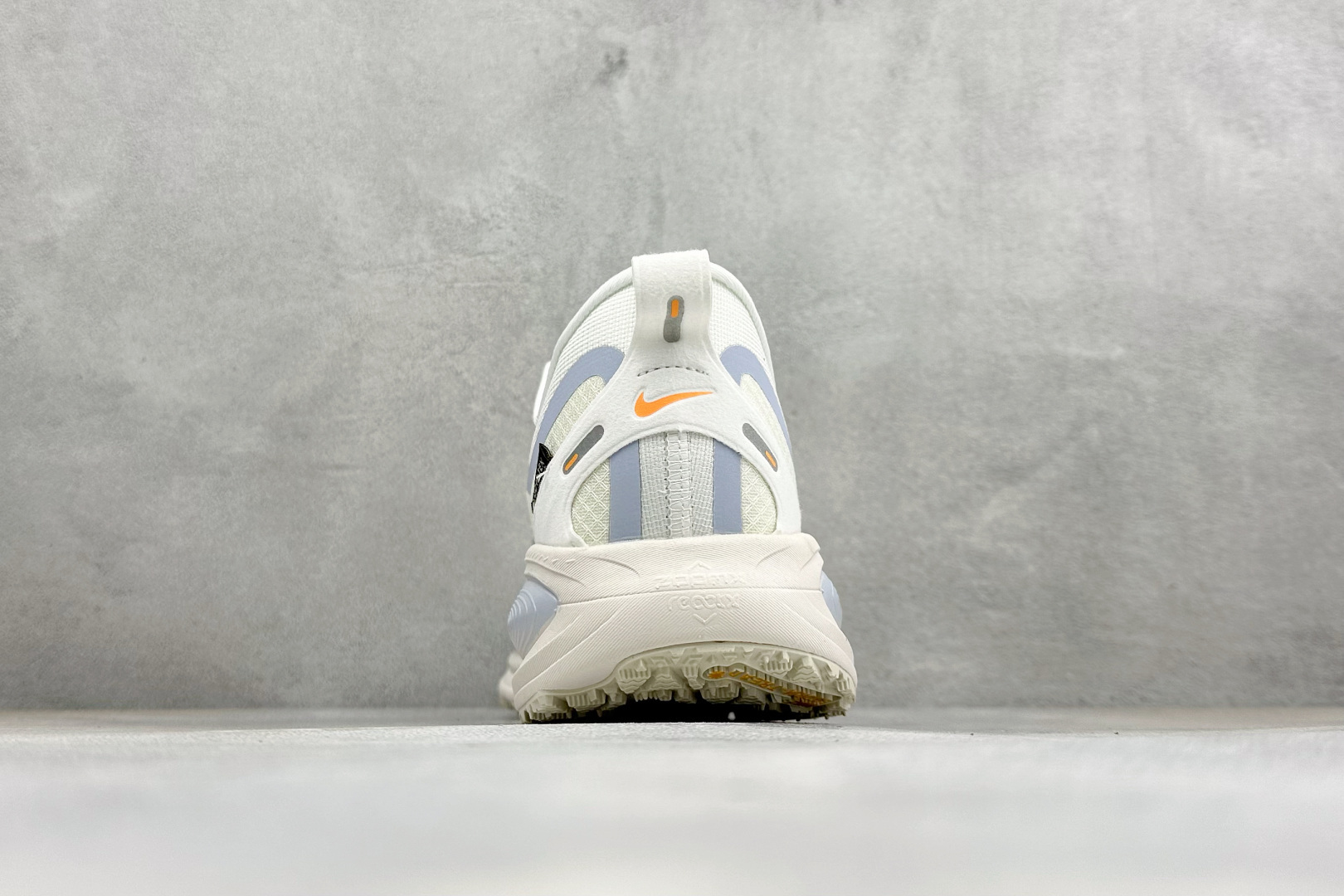 XM版Nike VOMERO 18 GTX 舒适减震防滑低帮跑步鞋 全掌ReactX泡绵中底 前掌和后跟还配备了Air 