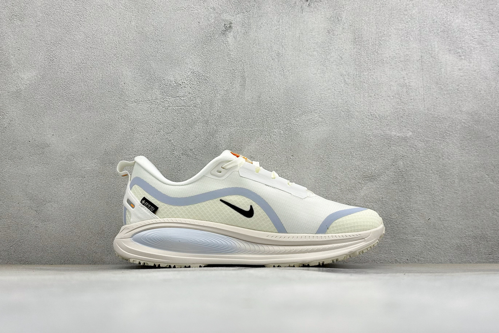 XM版Nike VOMERO 18 GTX 舒适减震防滑低帮跑步鞋 全掌ReactX泡绵中底 前掌和后跟还配备了Air 