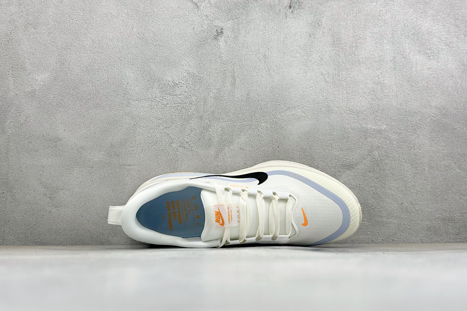 XM版Nike VOMERO 18 GTX 舒适减震防滑低帮跑步鞋 全掌ReactX泡绵中底 前掌和后跟还配备了Air 