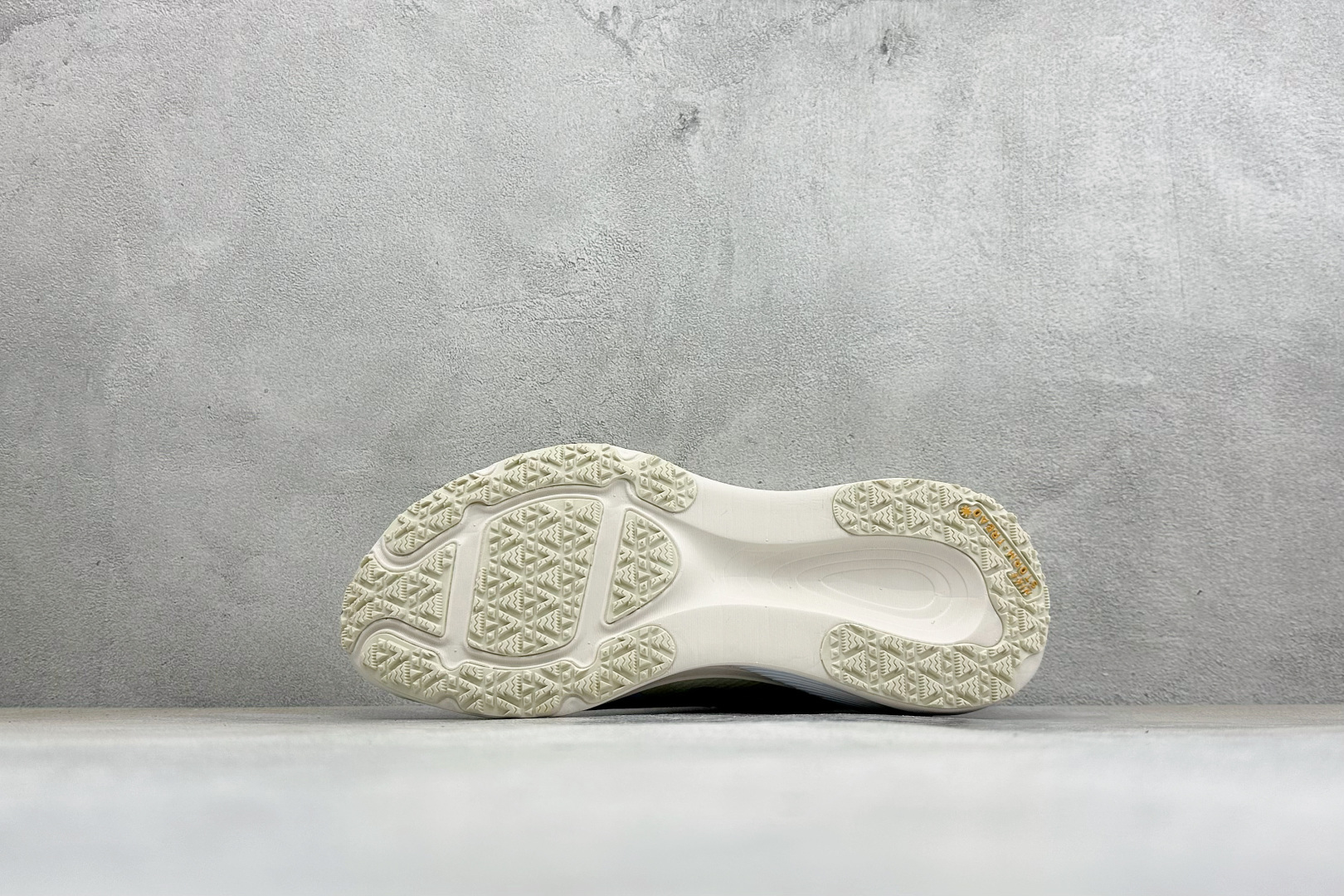 XM版Nike VOMERO 18 GTX 舒适减震防滑低帮跑步鞋 全掌ReactX泡绵中底 前掌和后跟还配备了Air 
