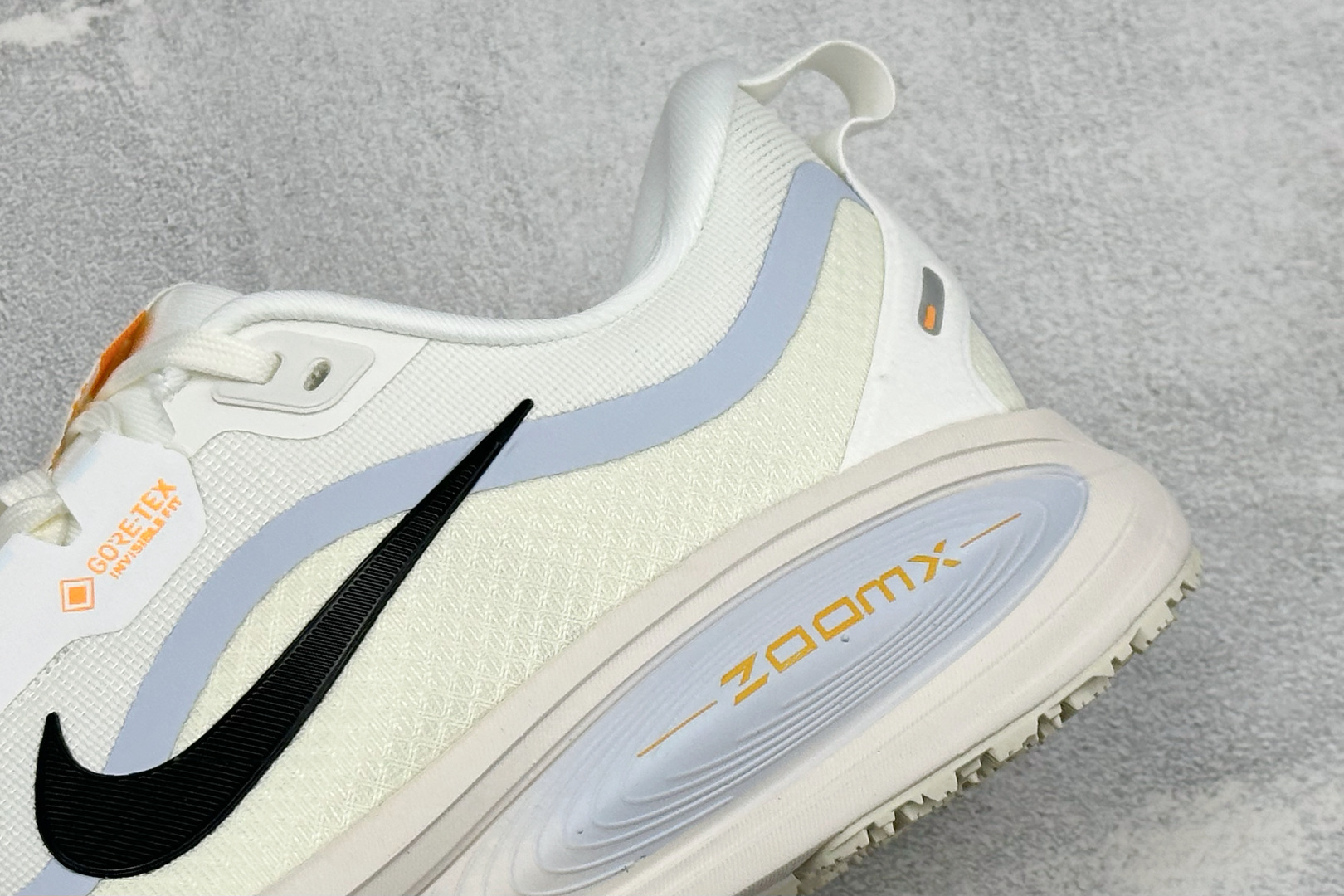 XM版Nike VOMERO 18 GTX 舒适减震防滑低帮跑步鞋 全掌ReactX泡绵中底 前掌和后跟还配备了Air 