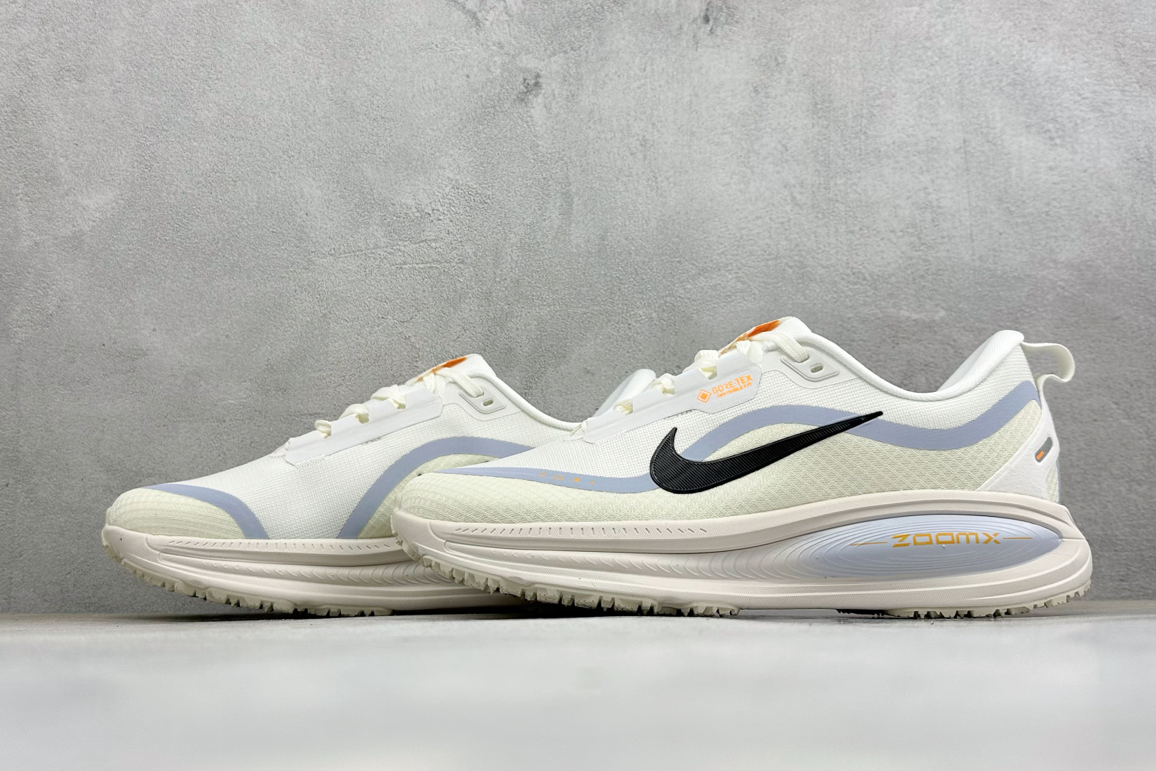 XM版Nike VOMERO 18 GTX 舒适减震防滑低帮跑步鞋 全掌ReactX泡绵中底 前掌和后跟还配备了Air 