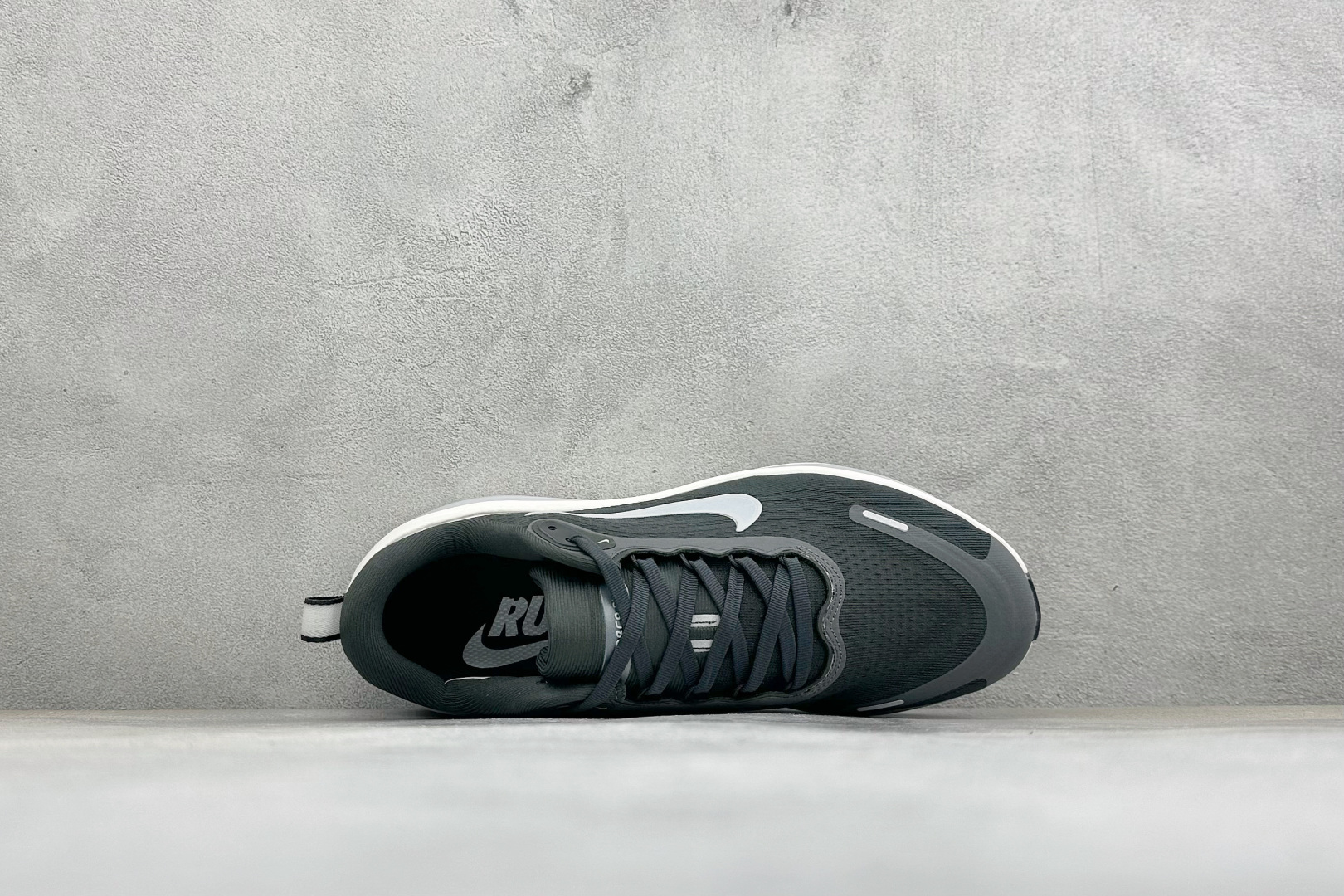 XM版Nike VOMERO PLUS 耐克 舒适减震防滑 低帮跑步鞋 全掌ReactX泡绵中底 前掌和后跟还配备了Ai XM版Nike VOMERO PLUS 耐克 舒适减震防滑 低帮跑步鞋 全掌ReactX泡绵中底 前掌和后跟还配备了Ai