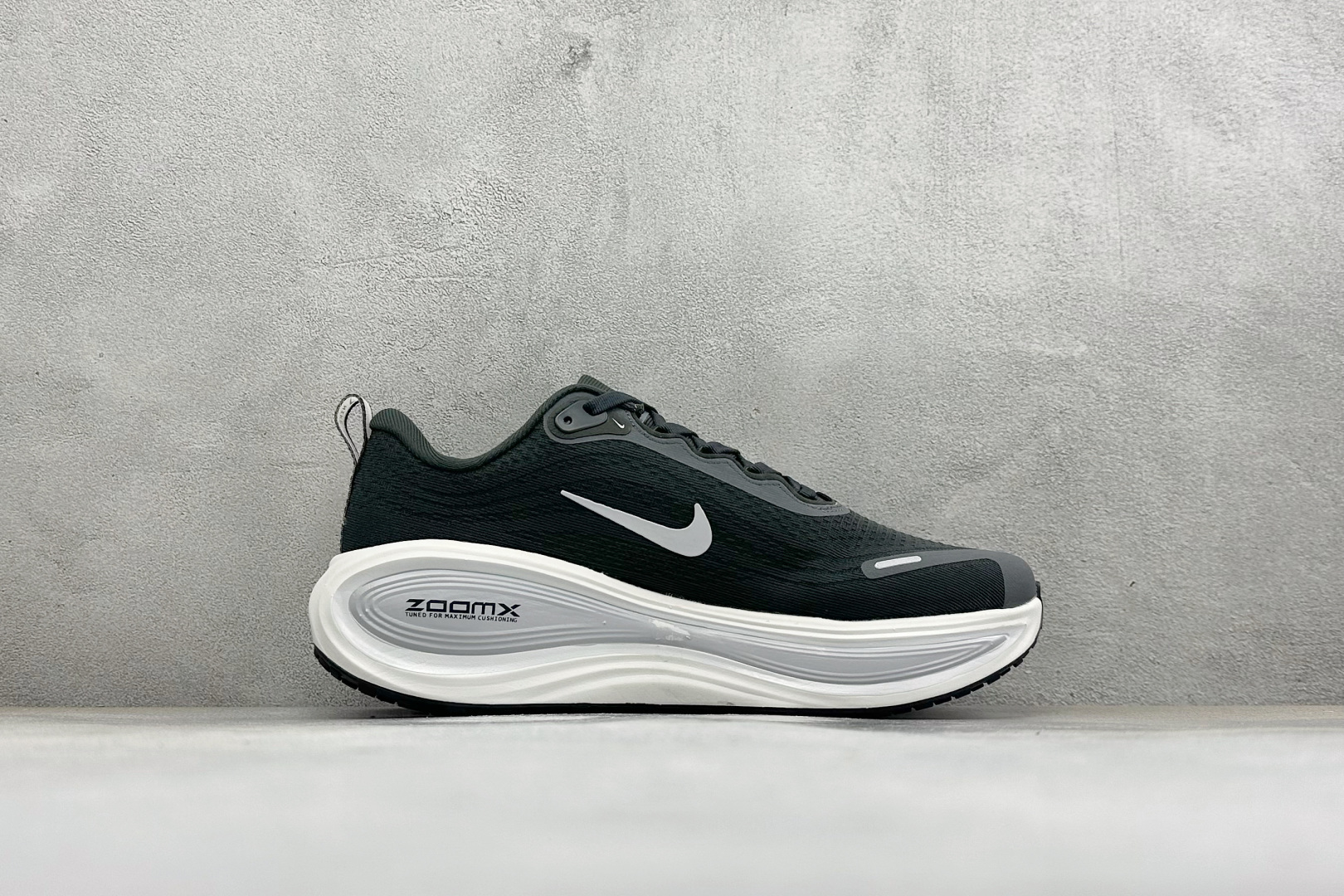 XM版Nike VOMERO PLUS 耐克 舒适减震防滑 低帮跑步鞋 全掌ReactX泡绵中底 前掌和后跟还配备了Ai XM版Nike VOMERO PLUS 耐克 舒适减震防滑 低帮跑步鞋 全掌ReactX泡绵中底 前掌和后跟还配备了Ai