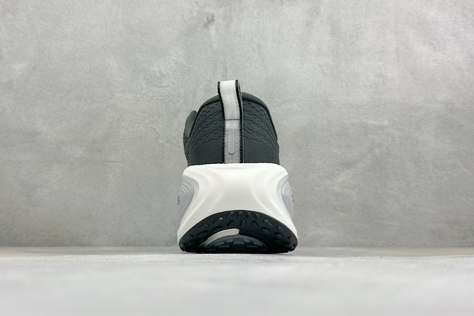 XM版Nike VOMERO PLUS 耐克 舒适减震防滑 低帮跑步鞋 全掌ReactX泡绵中底 前掌和后跟还配备了Ai XM版Nike VOMERO PLUS 耐克 舒适减震防滑 低帮跑步鞋 全掌ReactX泡绵中底 前掌和后跟还配备了Ai