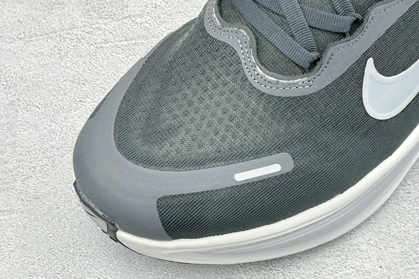 XM版Nike VOMERO PLUS 耐克 舒适减震防滑 低帮跑步鞋 全掌ReactX泡绵中底 前掌和后跟还配备了Ai XM版Nike VOMERO PLUS 耐克 舒适减震防滑 低帮跑步鞋 全掌ReactX泡绵中底 前掌和后跟还配备了Ai