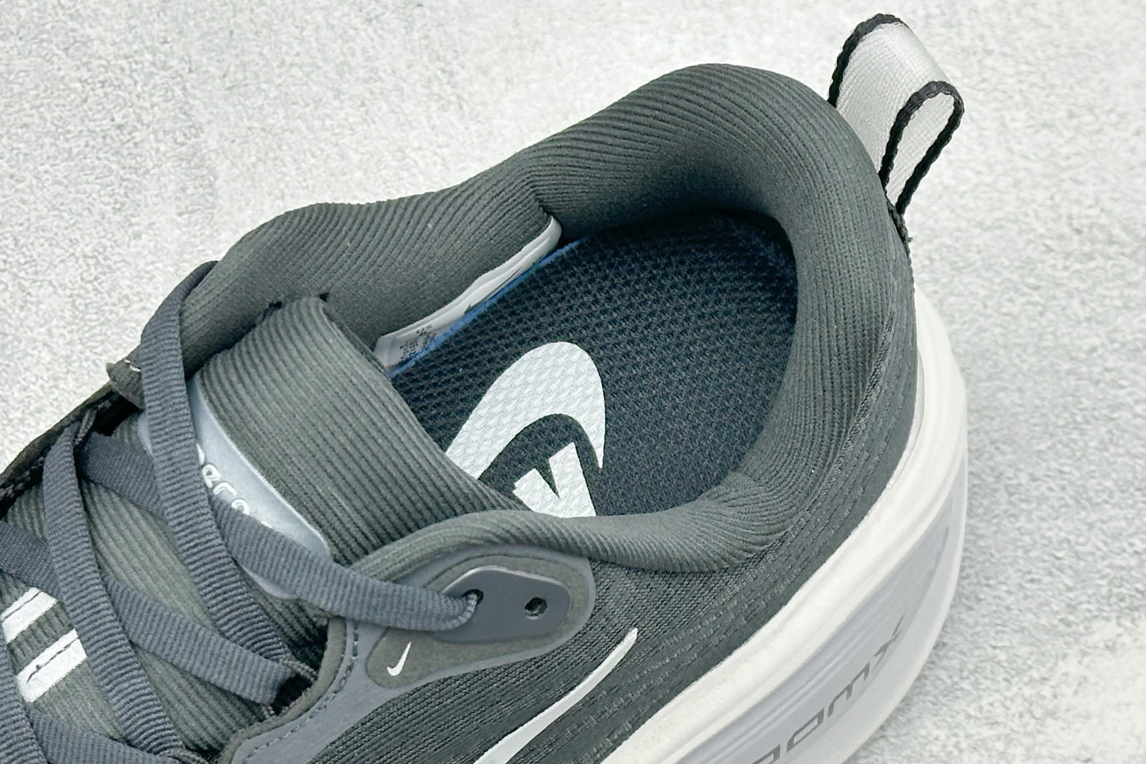 XM版Nike VOMERO PLUS 耐克 舒适减震防滑 低帮跑步鞋 全掌ReactX泡绵中底 前掌和后跟还配备了Ai XM版Nike VOMERO PLUS 耐克 舒适减震防滑 低帮跑步鞋 全掌ReactX泡绵中底 前掌和后跟还配备了Ai