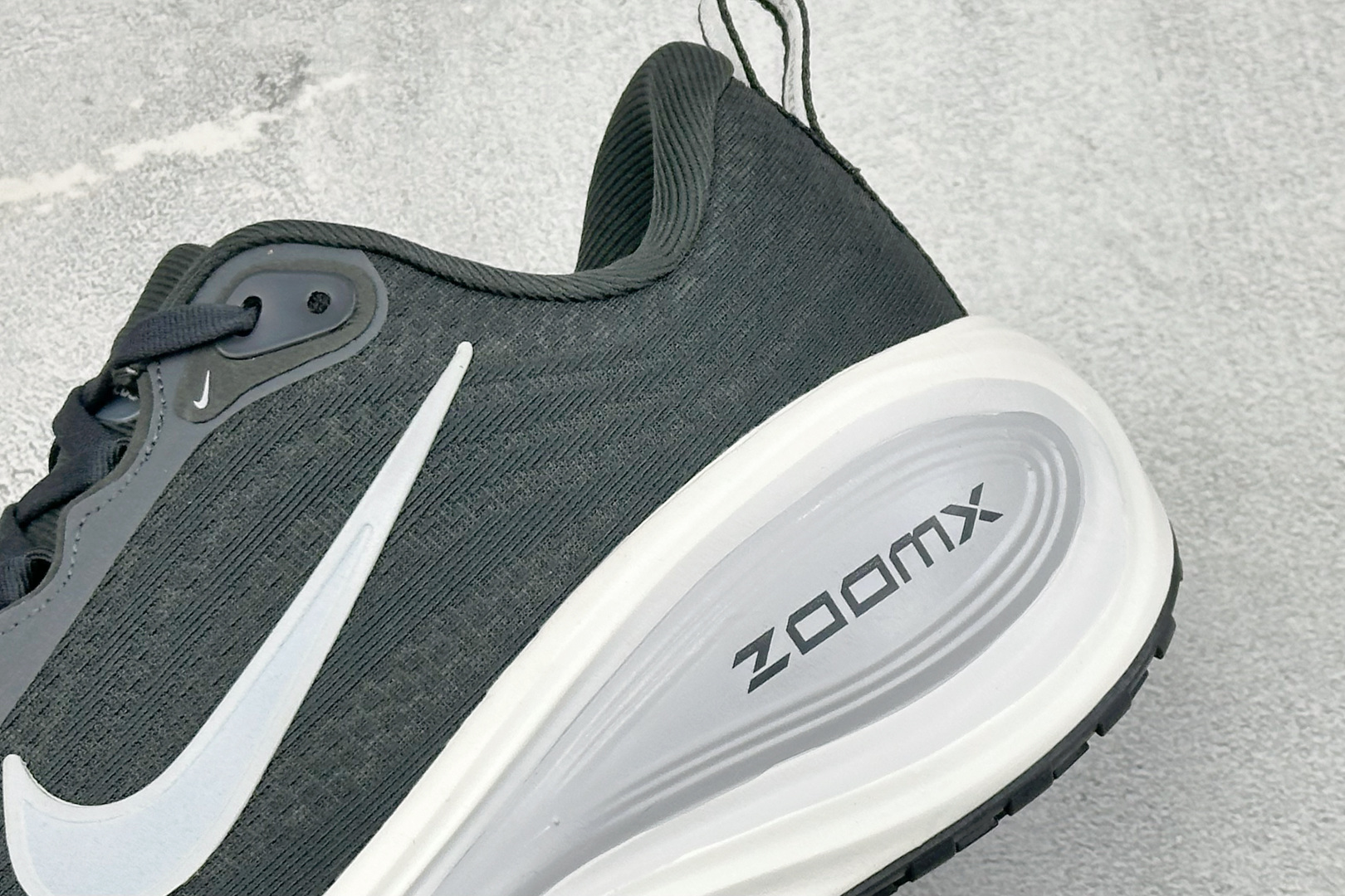 XM版Nike VOMERO PLUS 耐克 舒适减震防滑 低帮跑步鞋 全掌ReactX泡绵中底 前掌和后跟还配备了Ai XM版Nike VOMERO PLUS 耐克 舒适减震防滑 低帮跑步鞋 全掌ReactX泡绵中底 前掌和后跟还配备了Ai