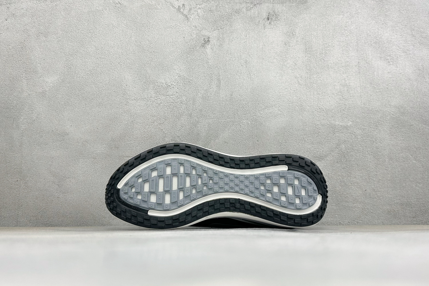 XM版Nike VOMERO PLUS 耐克 舒适减震防滑 低帮跑步鞋 全掌ReactX泡绵中底 前掌和后跟还配备了Ai XM版Nike VOMERO PLUS 耐克 舒适减震防滑 低帮跑步鞋 全掌ReactX泡绵中底 前掌和后跟还配备了Ai