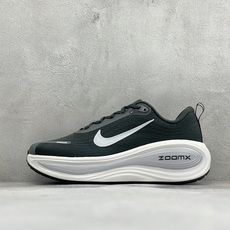 XM版Nike VOMERO PLUS 耐克 舒适减震防滑 低帮跑步鞋 全掌ReactX泡绵中底 前掌和后跟还配备了Ai XM版Nike VOMERO PLUS 耐克 舒适减震防滑 低帮跑步鞋 全掌ReactX泡绵中底 前掌和后跟还配备了Ai