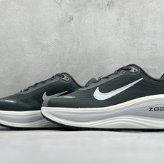 XM版Nike VOMERO PLUS 耐克 舒适减震防滑 低帮跑步鞋 全掌ReactX泡绵中底 前掌和后跟还配备了Ai XM版Nike VOMERO PLUS 耐克 舒适减震防滑 低帮跑步鞋 全掌ReactX泡绵中底 前掌和后跟还配备了Ai
