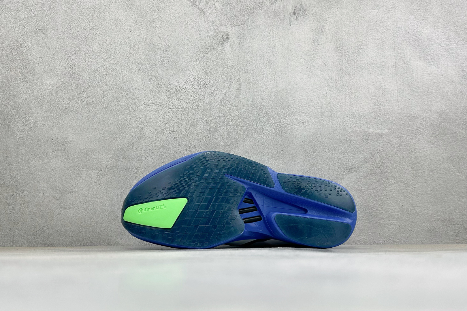 TY版ADIZERO ADIOS PRO 4 M 阿迪超轻透气缓震跑鞋  整体外观造型与adiZero Adios Pr