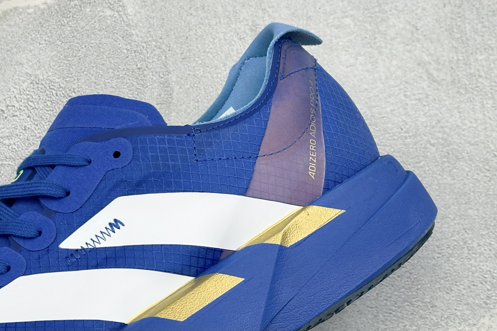 TY版ADIZERO ADIOS PRO 4 M 阿迪超轻透气缓震跑鞋  整体外观造型与adiZero Adios Pr