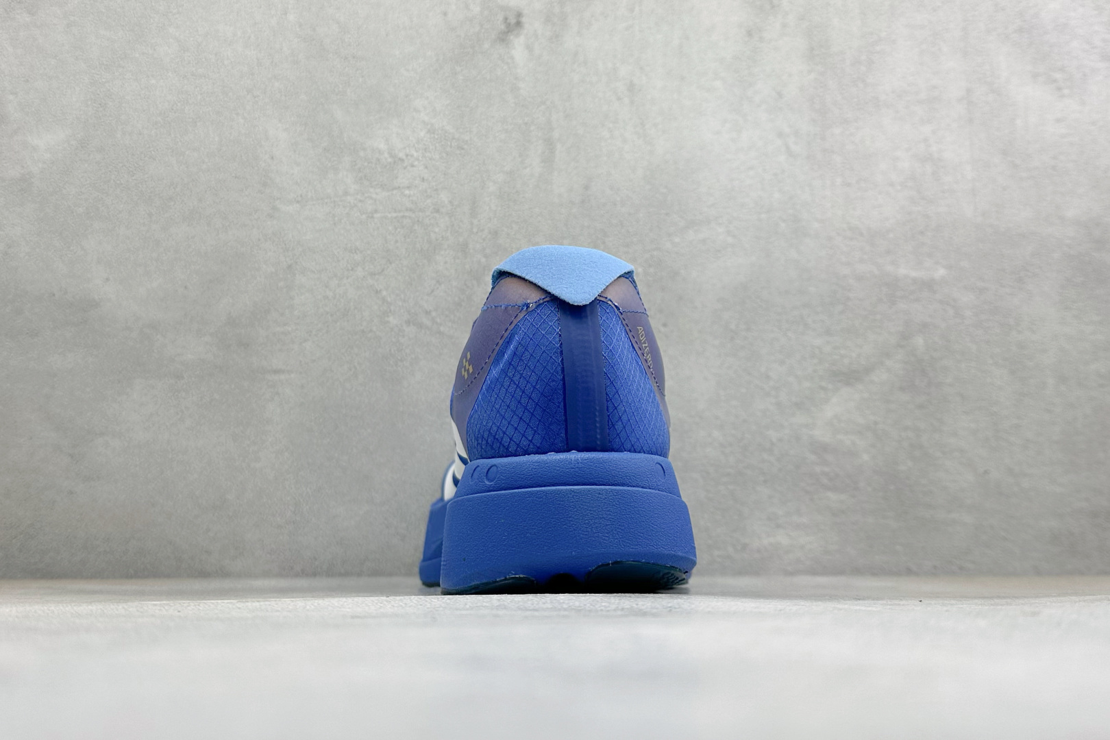TY版ADIZERO ADIOS PRO 4 M 阿迪超轻透气缓震跑鞋  整体外观造型与adiZero Adios Pr