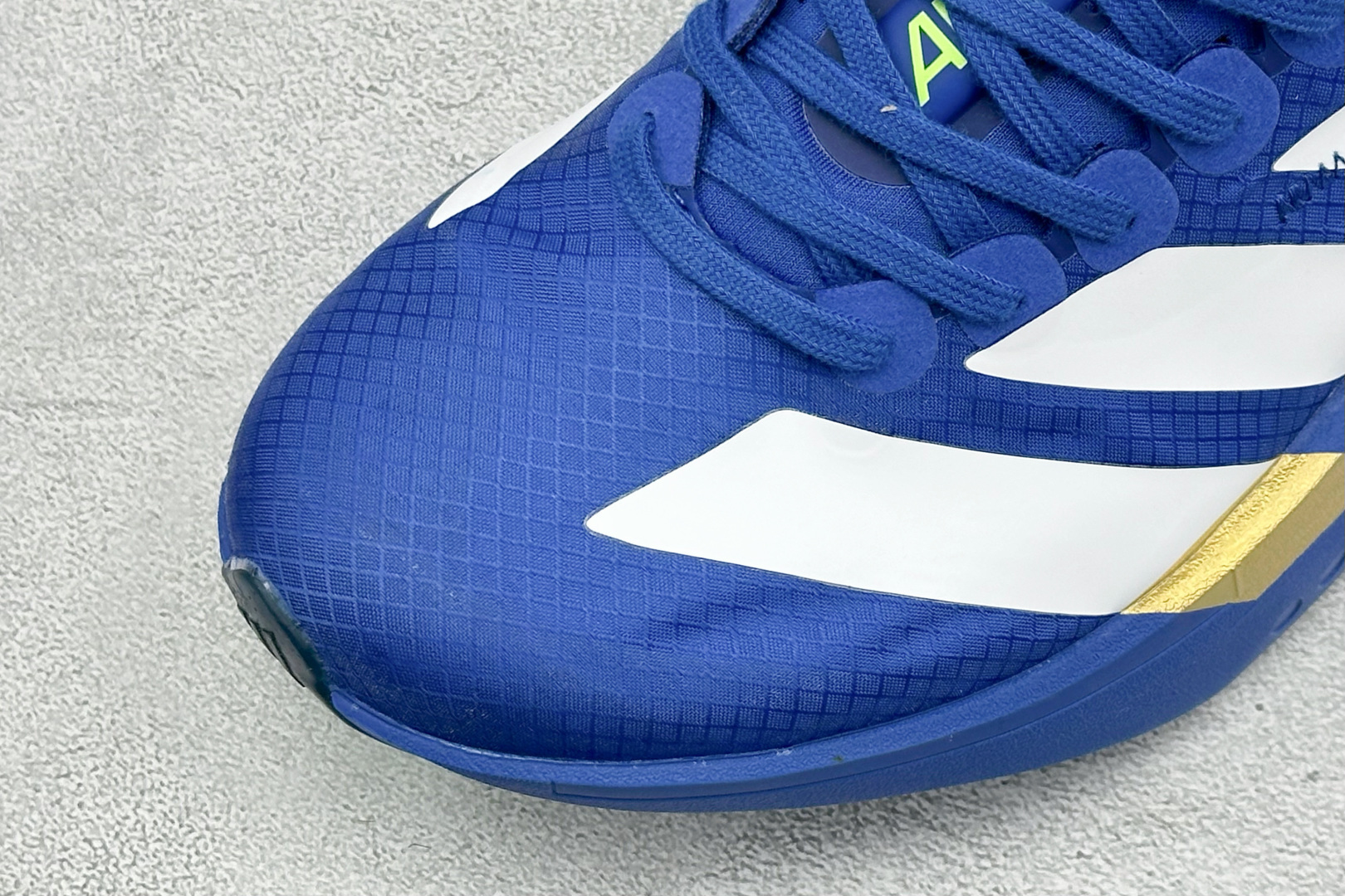 TY版ADIZERO ADIOS PRO 4 M 阿迪超轻透气缓震跑鞋  整体外观造型与adiZero Adios Pr